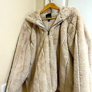 Simply  Vira almost brand new soft fuzzy coat! Warn two times!
